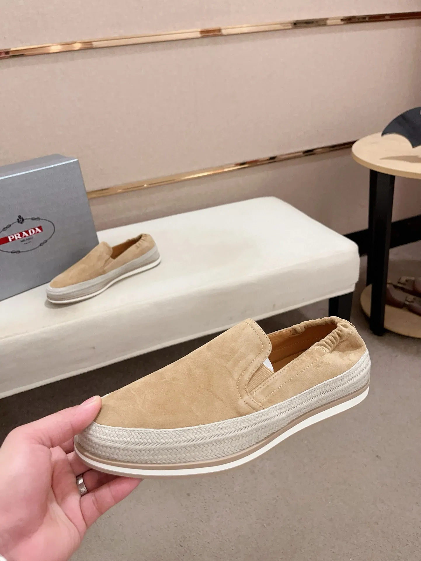 Men's shoes 💰 540💰 ✔️✔️✔️Higher version High-quality new PRADA (Prada) counters are launched at the same time. The new men's shoes and 😘 fabrics are made of high-tech glue-making technology. Lining: Full cowhide lining. 👍🏿 High-end ☄️ air-cushion molded anti-slip rubber outsole, exquisite lines, simple and elegant, comfortable and high-end for leisure travel. Code number: 38 to 45